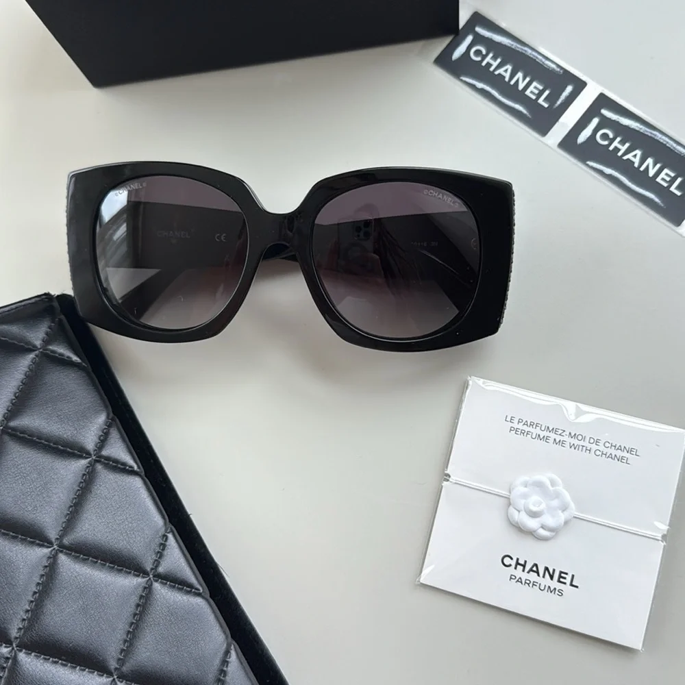 CHANEL Elegant Black Sunglasses